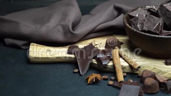 黑色或牛奶有机巧克力和松露糖果在木碗在黑暗的混凝土背景视频的预览图
