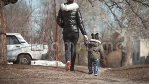 母亲和她的小儿子牵着手走着母亲和童年的概念视频的预览图