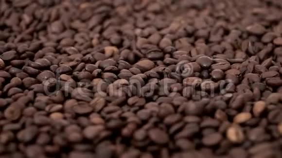 靠近镜头盘旋在一大串香咖啡豆之上视频的预览图