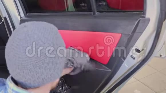 工人用专用毛巾擦拭车门视频的预览图