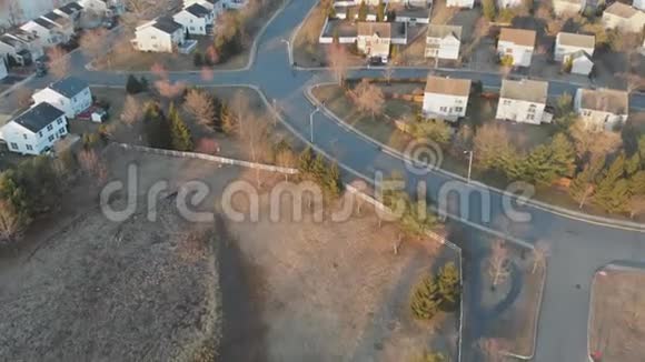 在一个门控社区的房子里的住宅区的房子的空中拍摄视频的预览图