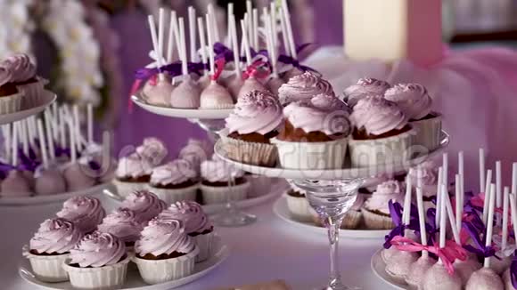 派对或婚礼上的甜点桌上放着粉色蛋糕视频的预览图