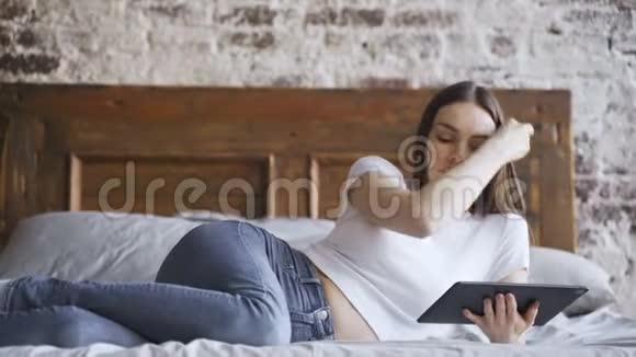 女人在家看平板电脑视频的预览图