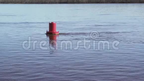 河上的红色浮标视频的预览图