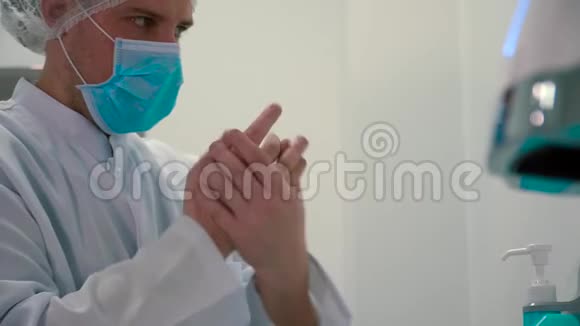 医务人员用抗菌凝胶消毒手视频的预览图