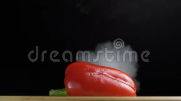 刀把红甜椒或辣椒切成两半烟雾缭绕动作缓慢视频的预览图