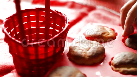 女人把新鲜的松饼放在红色的篮子里视频的预览图