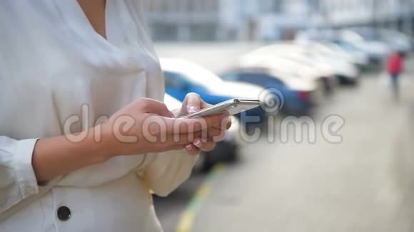 近距离观看商务女性在户外打字短信视频的预览图