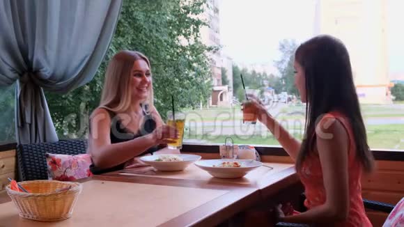 两个女朋友在最喜欢的咖啡馆休息分享新闻高兴地见面室内画像视频的预览图