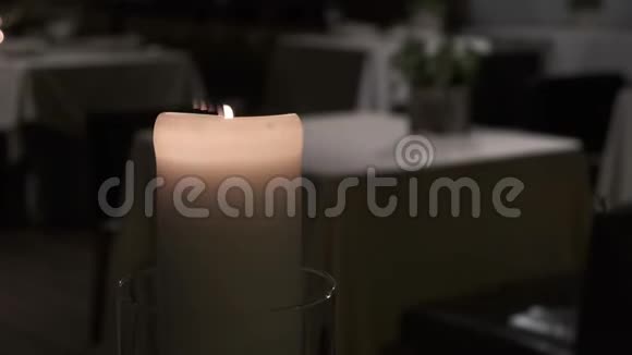 在豪华餐厅黑暗中燃烧蜡烛视频的预览图
