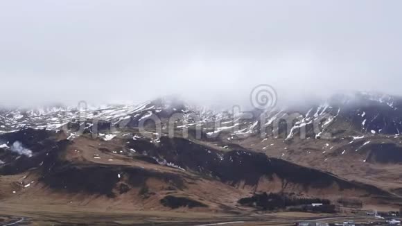 冰岛山和城镇风光视频的预览图