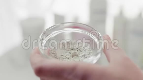 女人手在碗里搅拌化妆品面膜特写镜头视频的预览图