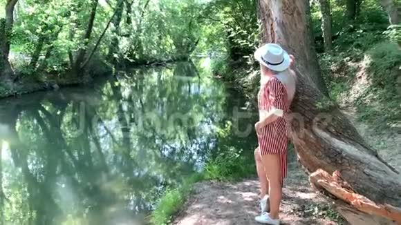 一个美丽的金发女人站在美丽的自然地方视频的预览图