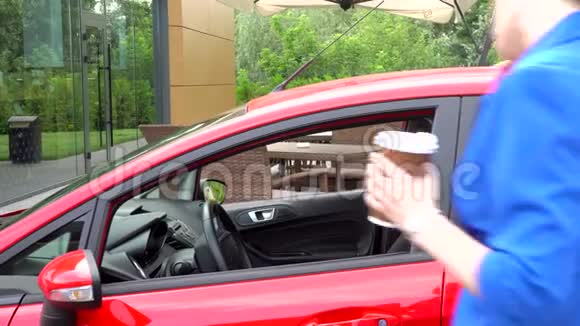 严肃的商务女性来汽车她拿着一杯咖啡和笔记女孩打开前门坐在车里她是视频的预览图