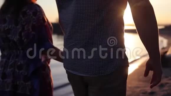 两个情人加入手中男人与女人的细节剪影手牵着夕阳湖背景夫妻信托视频的预览图