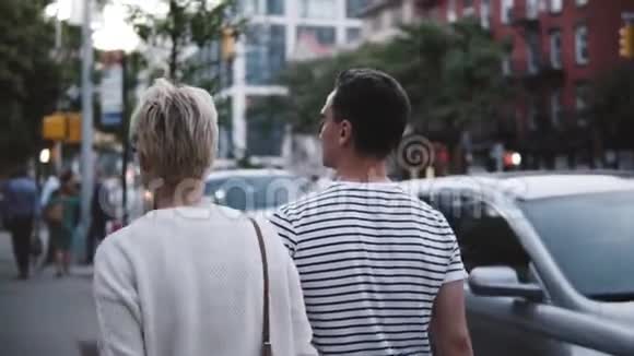 慢镜头后景男人和女人一起散步手牵手欣赏纽约市的城市夜景视频的预览图