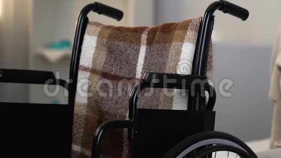 在养老院坐在轮椅上的不幸的孤独女子感到想家视频的预览图