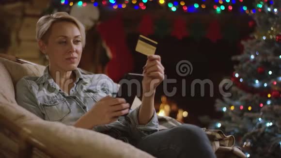 成年妇女利用智能手机和信用卡在线购物视频的预览图