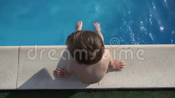 池边儿童的俯视图在蓝水中嬉戏享受暑假视频的预览图