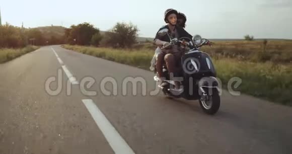 漂亮漂亮的一对夫妇正骑着摩托车上路视频的预览图