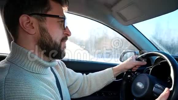 冬天一个人在城市之间的公路上开车特写镜头视频的预览图