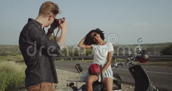 一对好夫妇正拿着相机自拍他们正站在路边的摩托车旁视频的预览图