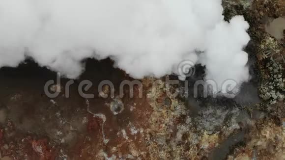 从上面可以看到冰岛Reykjanes半岛的Gunnuhver温泉和蒸汽喷口视频的预览图