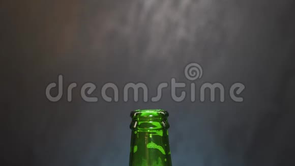 一个人手把一根稻草放进啤酒瓶里视频的预览图