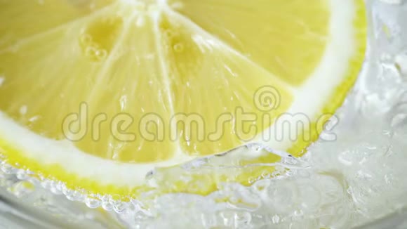 水中柠檬加冰特写视频的预览图