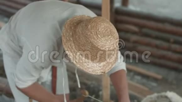 木匠在户外锯木螺丝视频的预览图