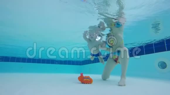 母子训练在水池里幼儿在水下游泳视频的预览图