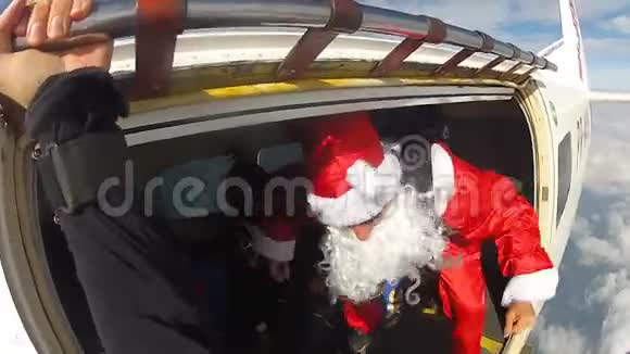 圣诞老人跳伞视频视频的预览图