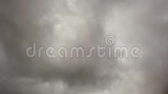 时光流逝乌云密布烟雾缭绕在风的指引下云在空中快速移动视频的预览图