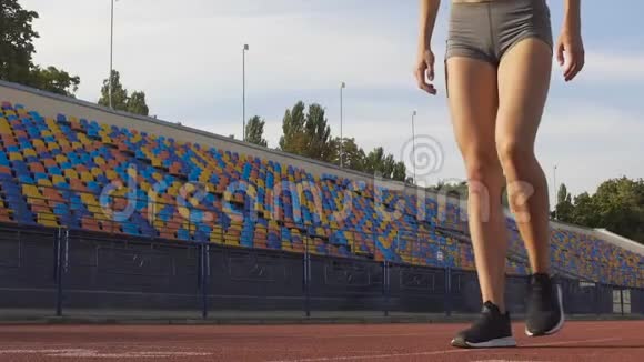 成功的女冠军训练前跑步比赛动力视频的预览图