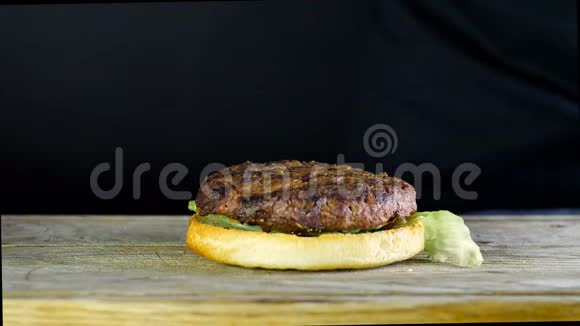 厨师用现成的配料做成一个汉堡一个小面包放在半个面包上两片奶酪是视频的预览图
