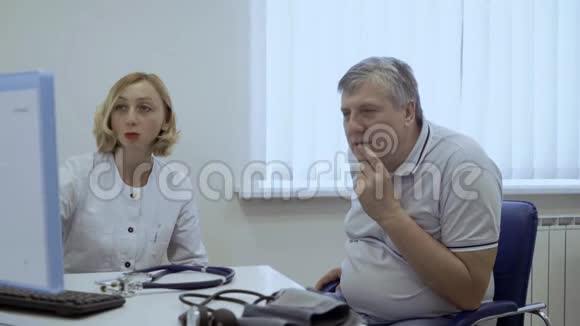 医生在电脑上向一位老人展示测试结果视频的预览图