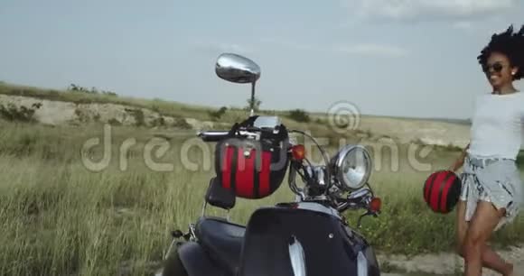 几个朋友骑着摩托车和红色头盔去兜风视频的预览图