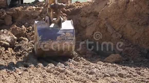 关闭挖掘机掘进工厂的泥土和沙子视频的预览图