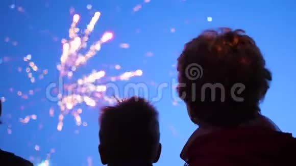 家人看着烟花的天空灯火中的夜空视频的预览图