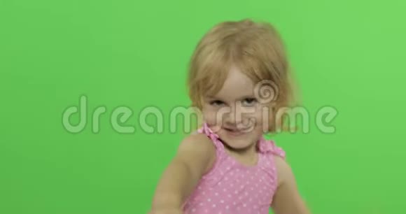 漂亮的孩子有感情地用粉红色泳衣做脸和微笑色度键视频的预览图