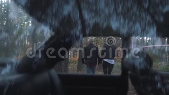 一对夫妇在森林里散步视频的预览图