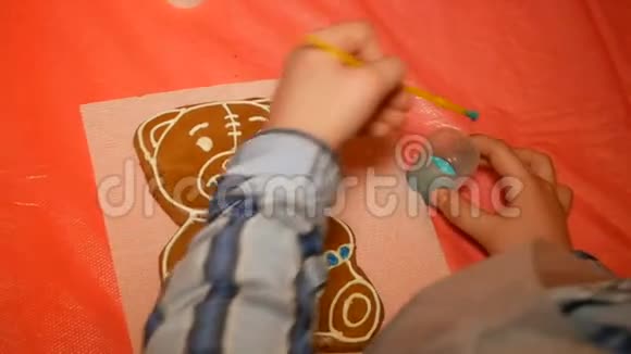 小男孩画姜饼泰迪熊视频的预览图