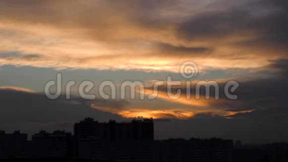 阴天日落的时间流逝背景是城市视频的预览图