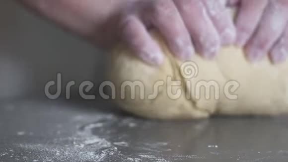 首席女人在厨房揉生面团传统披萨的全景拍摄视频的预览图