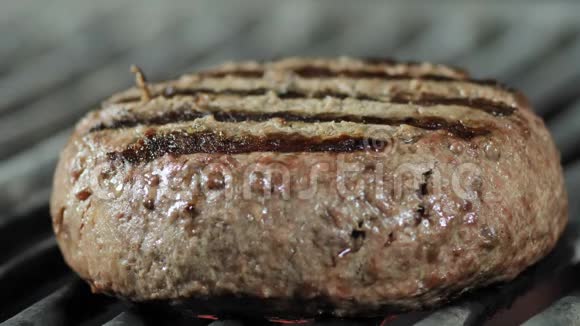 半熟肉饼是用铁铲压在烤架上以达到充分的准备的配料视频的预览图