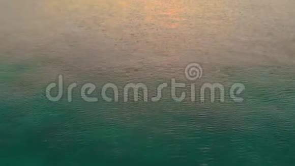 空中无人驾驶飞机在坎达拉曼岛巴拉巴茨Balabac的一群岛屿上橙色日出倾斜视频的预览图