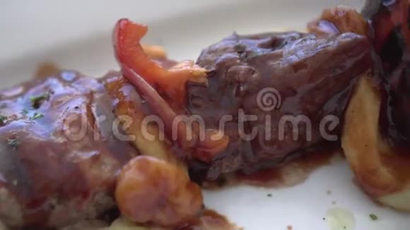 非洲野味肉串春烤肉串和鸵鸟烧烤串视频的预览图