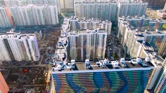 现代新型住宅建筑在城市新区有丰富多彩的立面扩展郊区概念运动视频的预览图