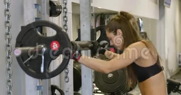 强壮的女人用重物做深蹲锻炼视频的预览图
