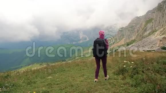 带背包的年轻女子正在美丽的高加索山脉徒步旅行女士走向山顶视频的预览图